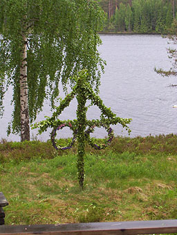 Midsommarstng i snlblst, regn och hagel